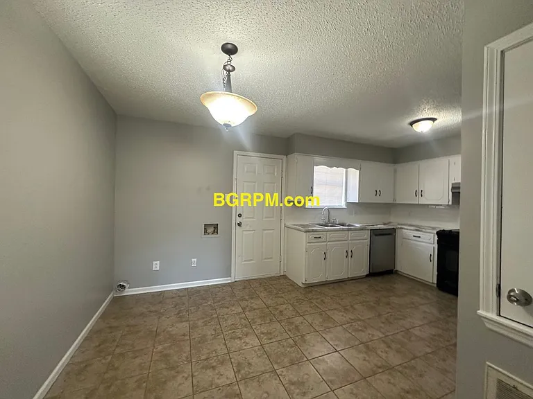 1099 W Elm St — Photo 55