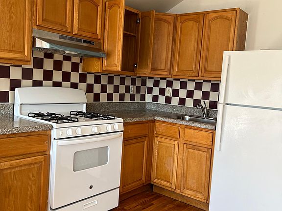 3rd image of 228 Betts Ave #2