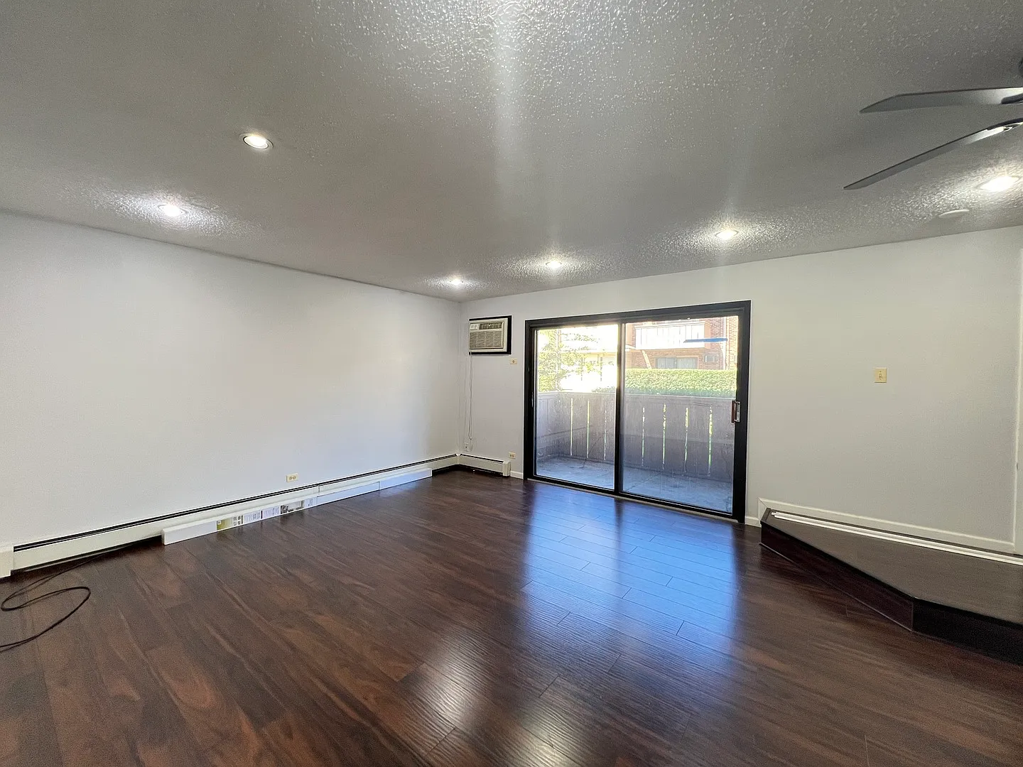2 bed, 1.5 bath, 948 sqft, $2,000 — Photo 3
