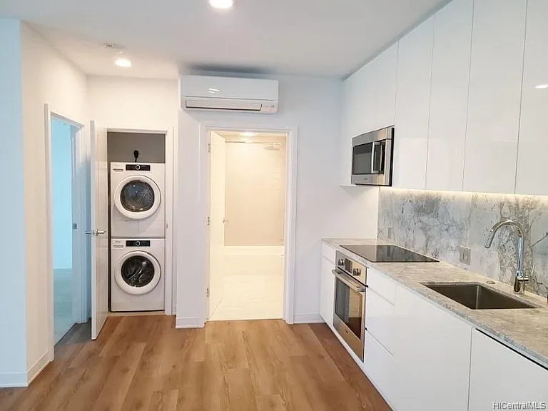 987 Queen St #804 — Photo 2