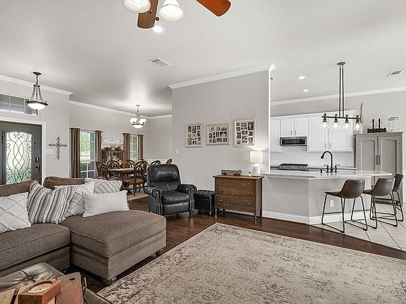 5th image of 806 N Tejas Dr