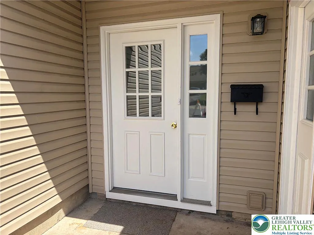 3 bed, 1.5 bath, 1184 sqft, $2,100 — Photo 2