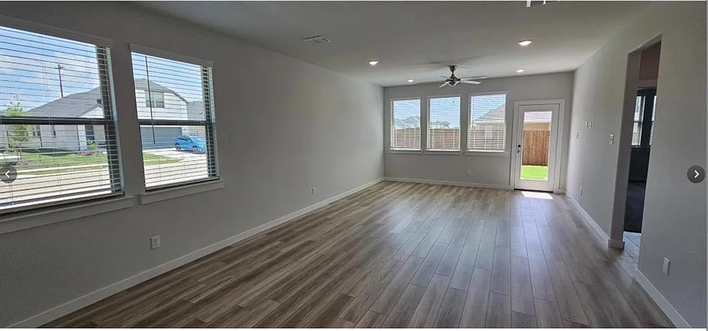 4 bed, 3.5 bath, 2550 sqft, $2,700 — Photo 4