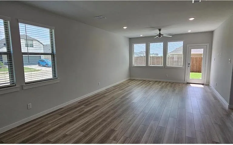103 Travine Dr — Photo 4