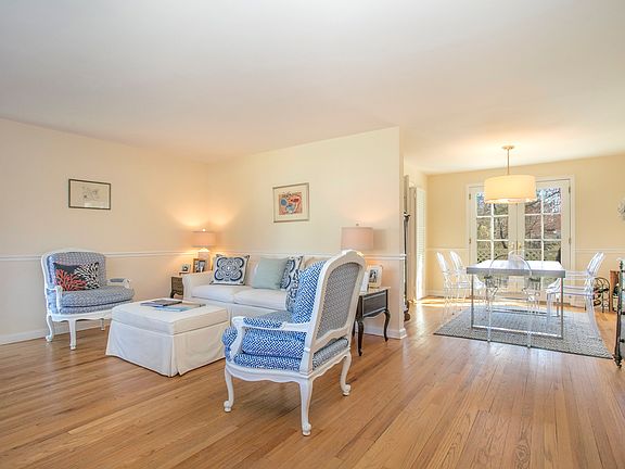 3rd image of 370 Oakland Beach Ave