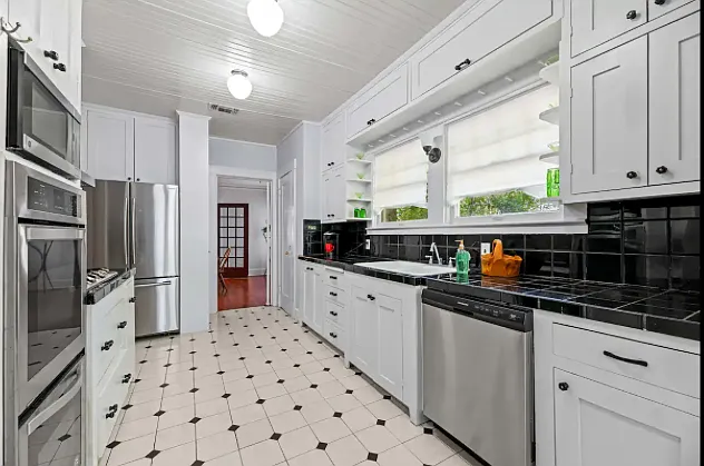 2336 Irwin St — Photo 10