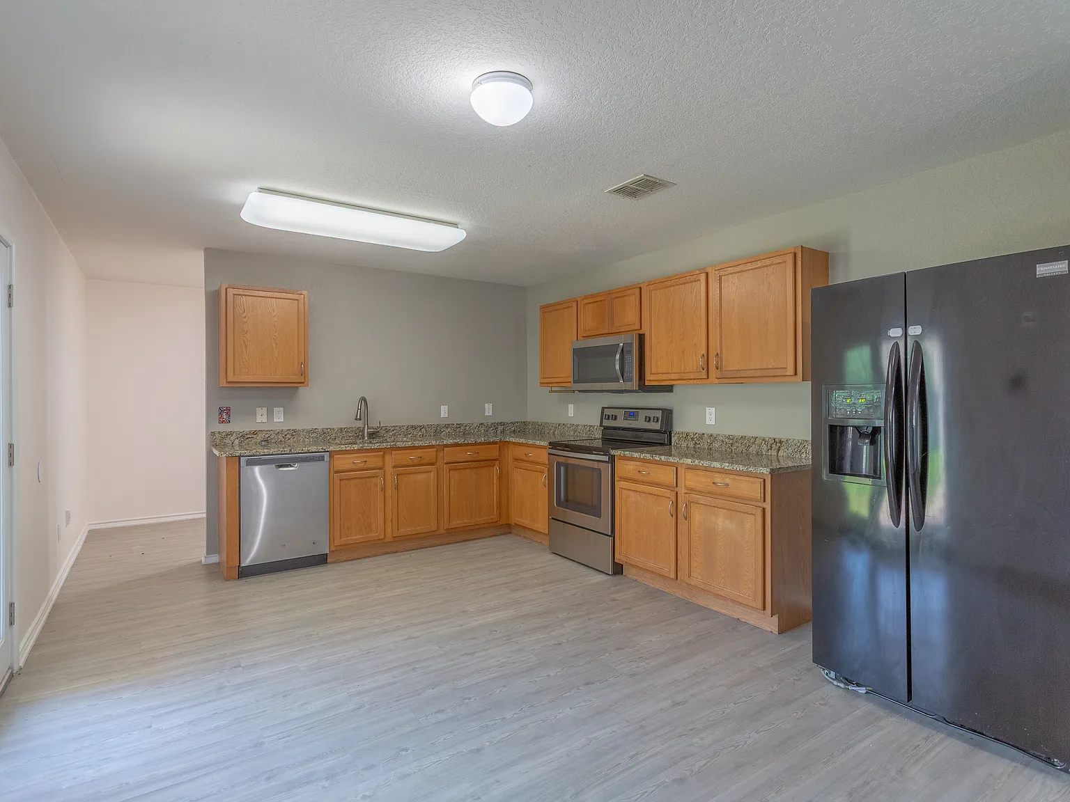 3 bed, 2.5 bath, 2408 sqft, $1,750 — Photo 2
