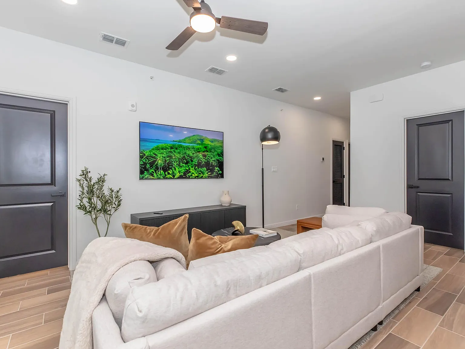2 bed, 1132 sqft, $1,615 — Photo 4