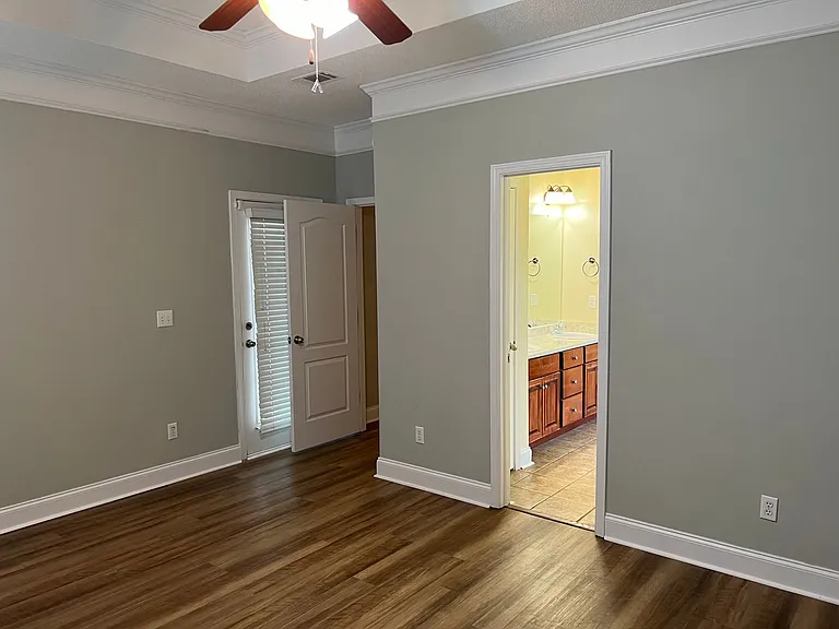 400 Manchester Ln — Photo 15