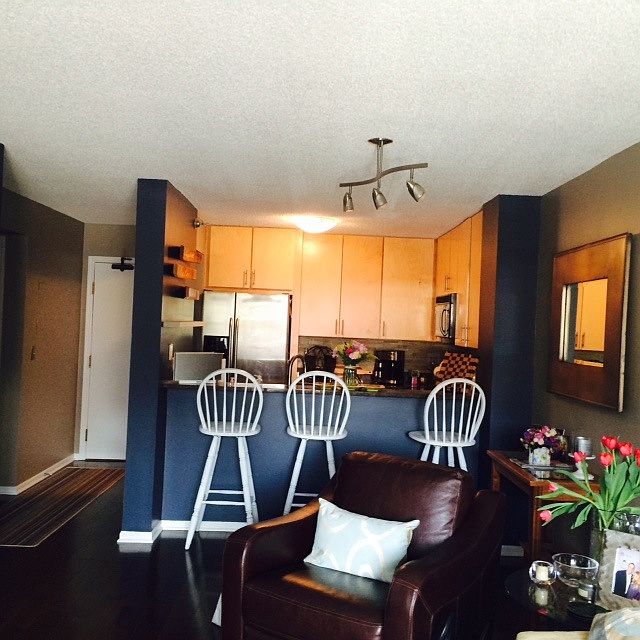 Kitchen w/maple cabinets and granite