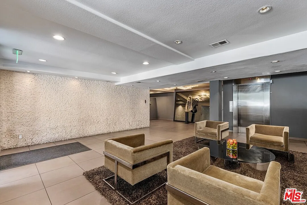 1 bed, 1.0 bath, 740 sqft, $3,100 — Photo 2