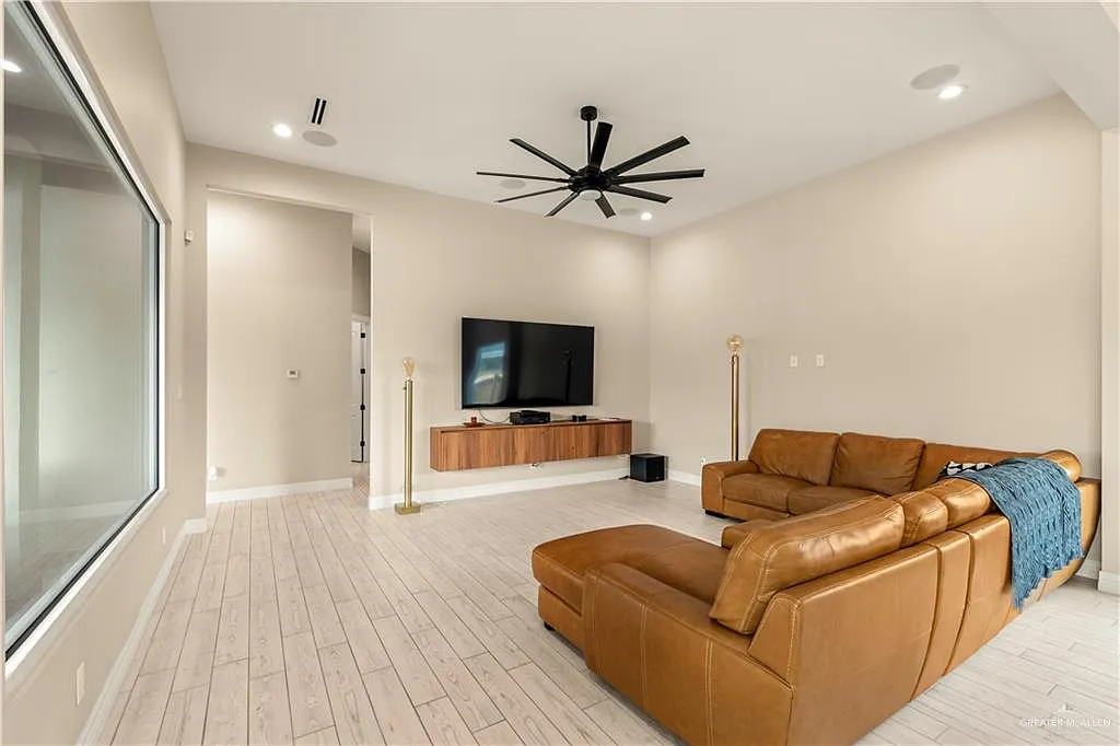 4 bed, 4.0 bath, 2536 sqft, $3,900 — Photo 4