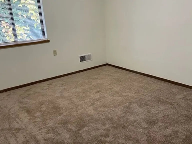 N114W16045 Sylvan Cir — Photo 17