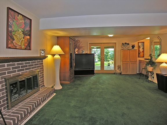 Gas Fireplace/Wetbar