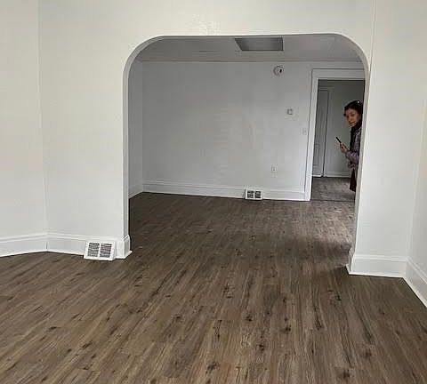 4th image of 3921 Mapledale Ave