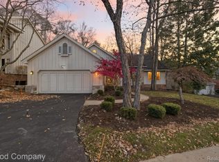 5104 Woodcliff Hill Rd W, West Bloomfield, MI 48323