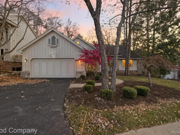 5104 Woodcliff Hill Rd W, West Bloomfield, MI 48323