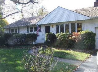 3 Shaftsbury Ln, Melville, NY 11747