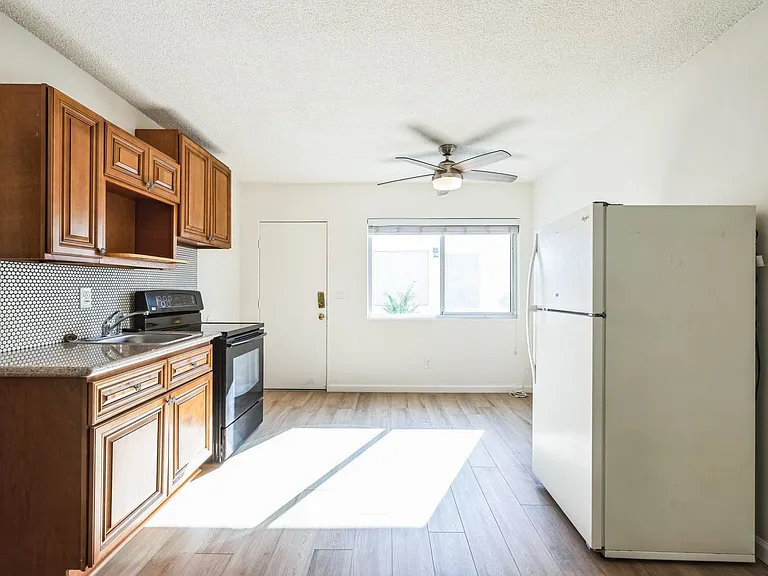 588 E. Mel Avenue - Hermosa Palms — Photo 13