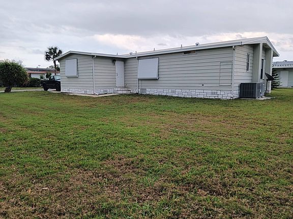 3rd image of 3265 Lakeshore Dr