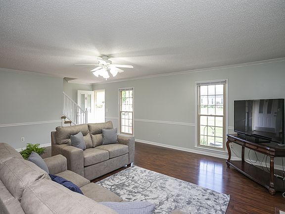 4th image of 407 Emily Dr
