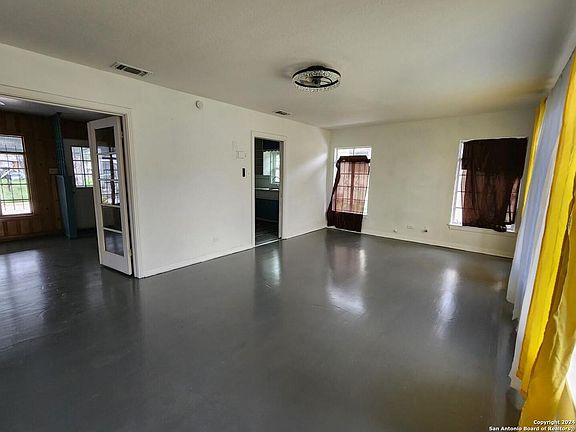 2nd image of 2540 W WOODLAWN AVE