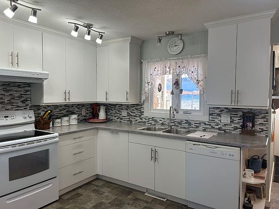 3rd image of 835 3rd Ave W