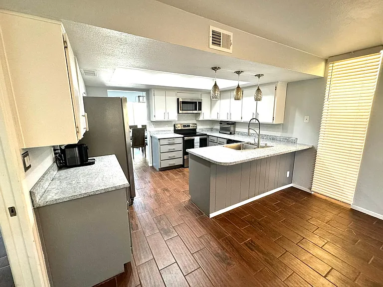 932 W Oakland St — Photo 9
