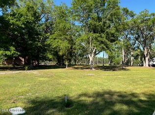 228/- Olde Oakview #17, Ocean Springs, MS 39564