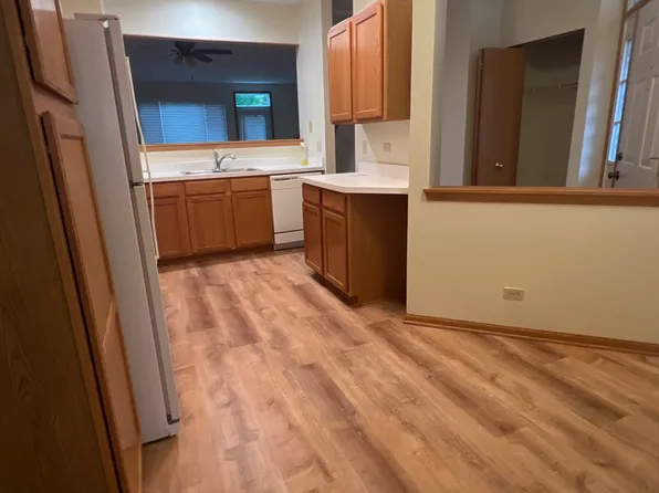 10 Waverly Ct, Algonquin, IL 60102