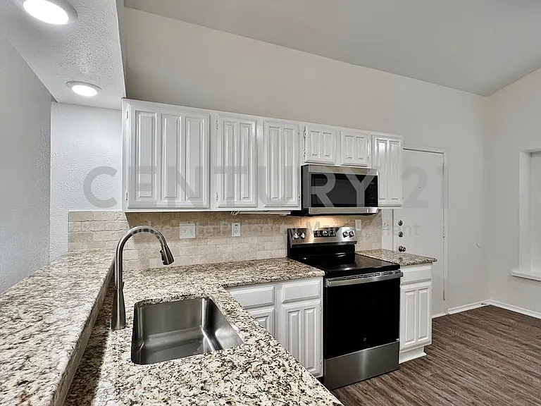 1028 Whitewater Trl — Photo 5