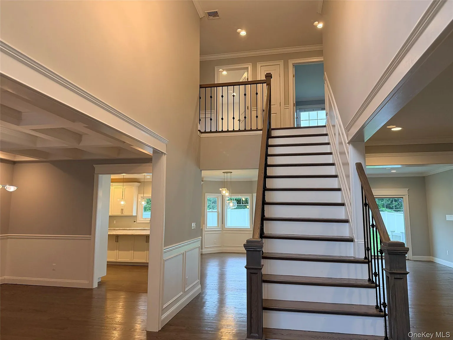 5 bed, 4.5 bath, 4000 sqft, $9,600 — Photo 2