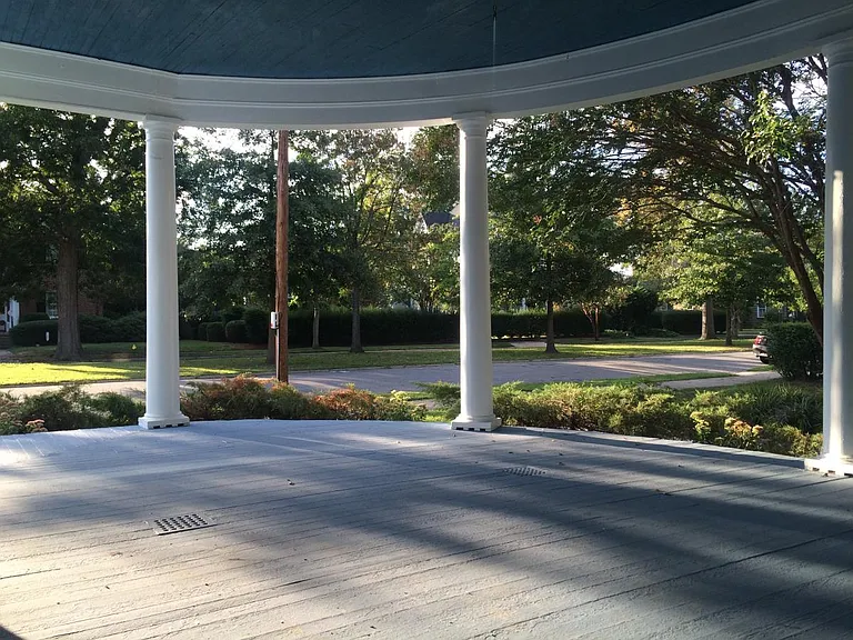 round porch