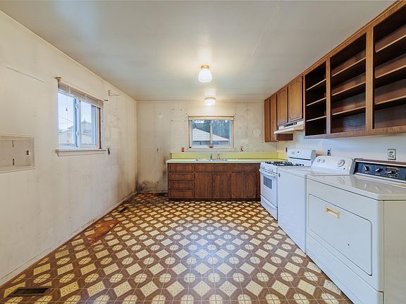 3rd image of 4467 Ziegler St