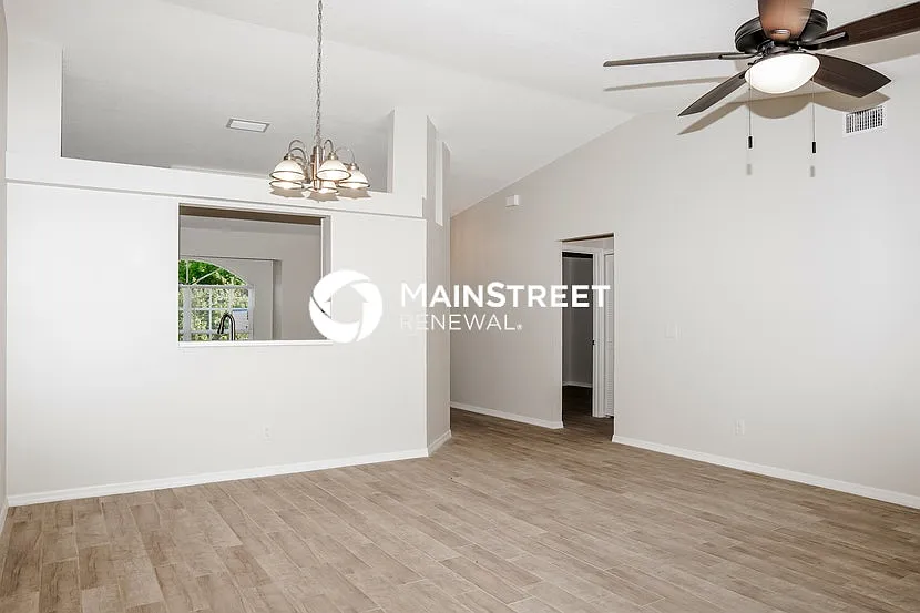 1722 Elmhurst Cir S E — Photo 2