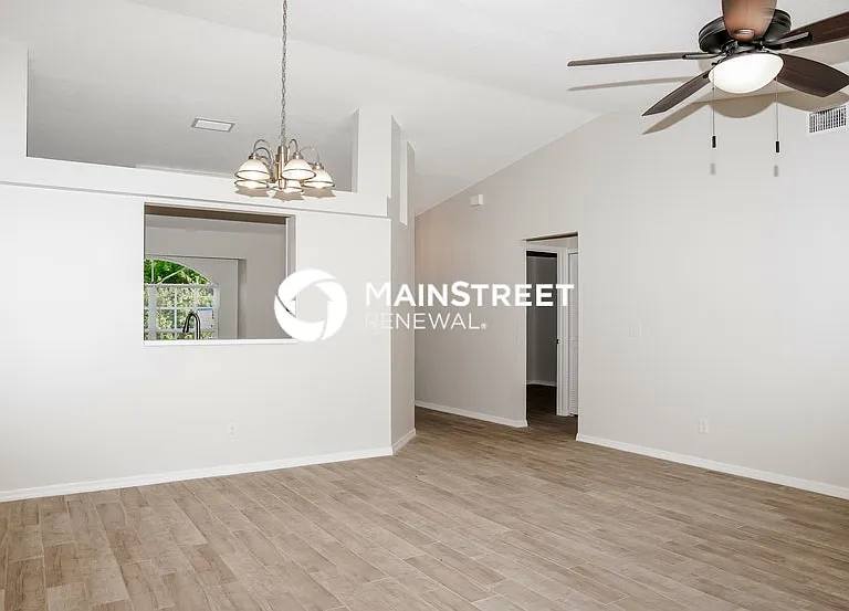 1722 Elmhurst Cir S #E — Photo 2