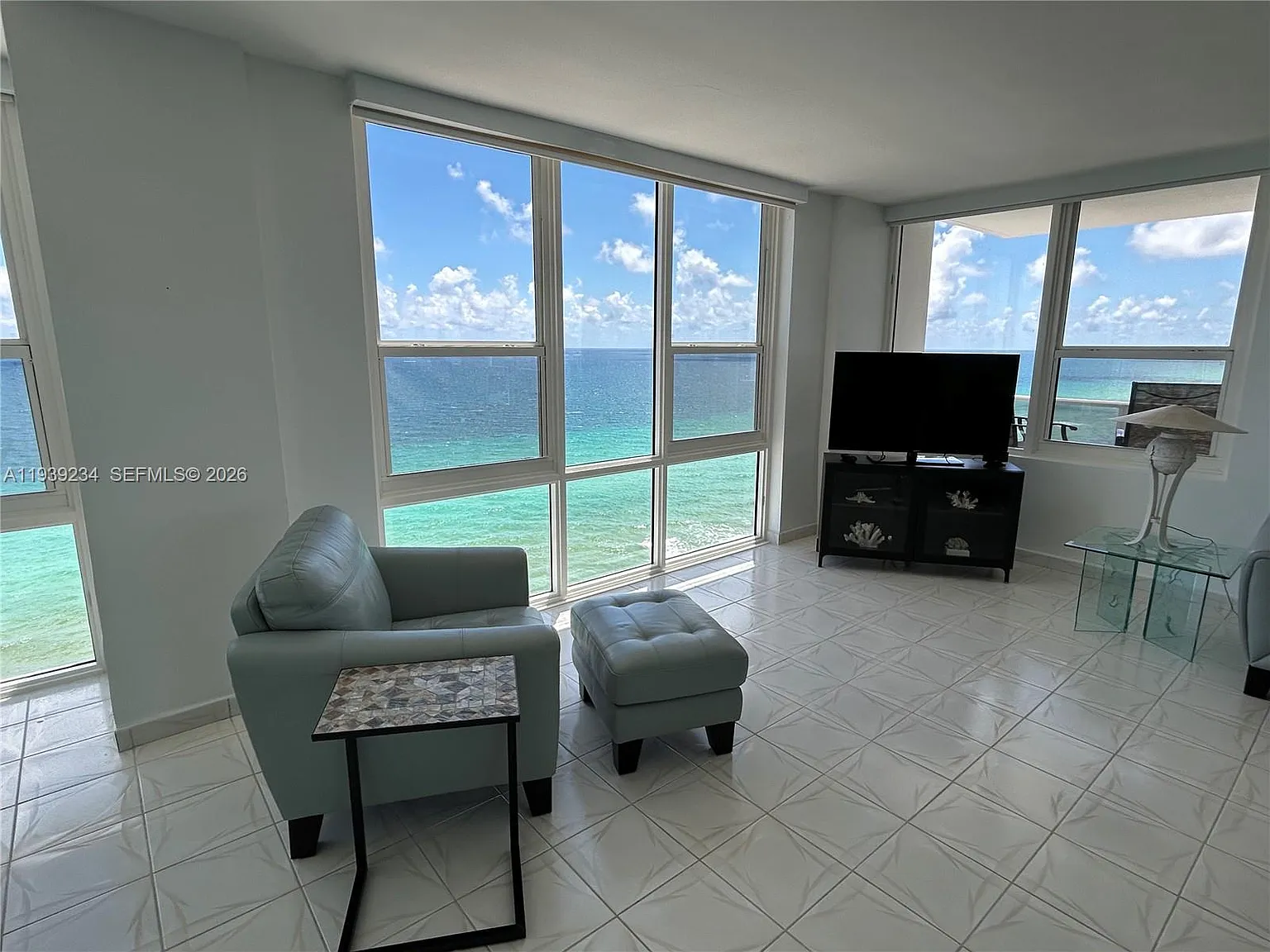 Alexander Towers Condo — Photo 4