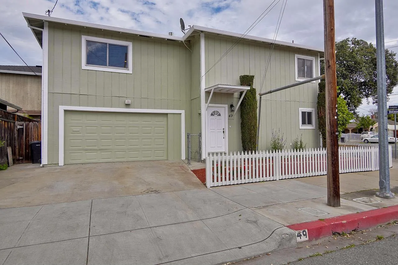 49 Goodyear St photo 1