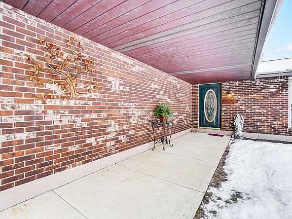 3rd image of 215 Sunny Brook Trl