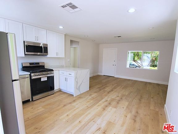 2nd image of 1128 Irving Ave