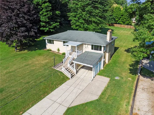 22 Long St, Burgettstown, PA 15021