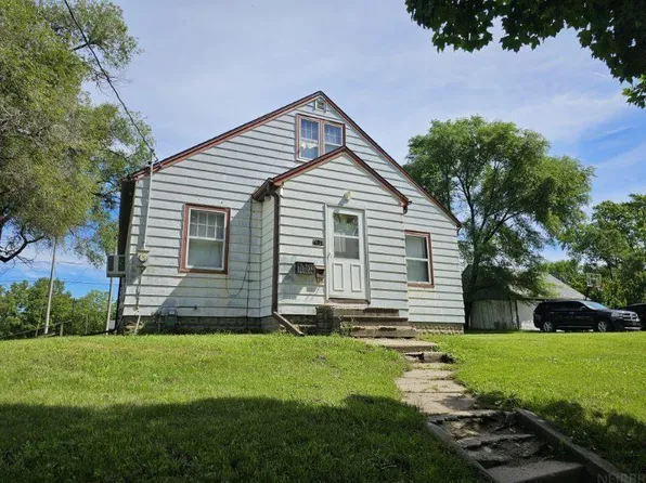 401 Charles St, Waterloo, IA 50703