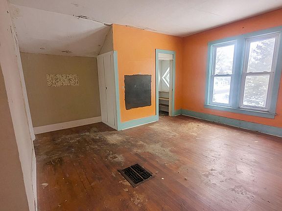 5th image of 809 Maple St