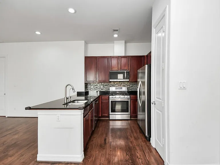 3900 Center St — Photo 13