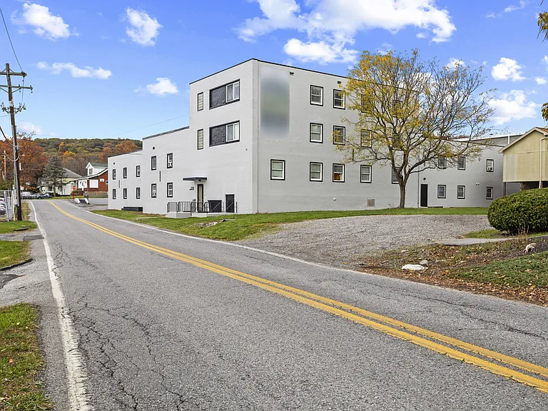 Wehnwood Court Apartments — Photo 28