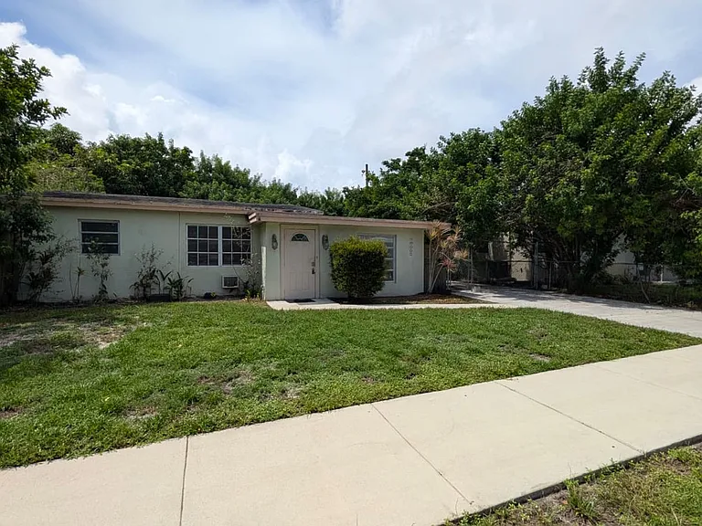 1448 NE 27th Ct — Photo 1
