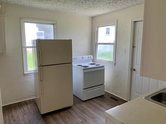 4th image of 109 Peters St