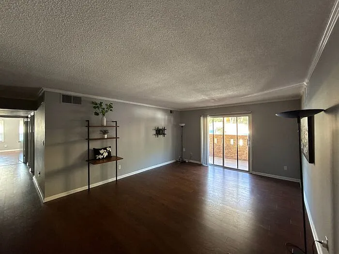 3 bed, 2.0 bath, 1420 sqft, $1,850 — Photo 3
