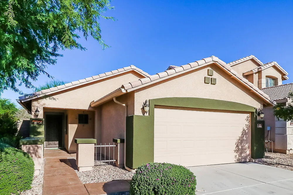 3 bed, 2.0 bath, 1145 sqft, $2,015 — Photo 3