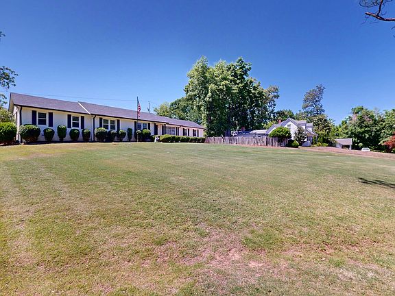 3rd image of 1903 Glen Oaks Ln
